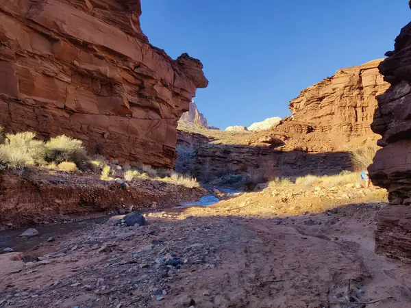  Capitol Resifi Ulusal Parkı 'nın hayranlık uyandıran dağ manzaraları. Uçsuz bucaksız kızıl kaya oluşumlarını, engin çöl manzaralarını ve dramatik uçurumları keşfedin. Engebeli ama sakin Utah vahşi doğası nefes kesici manzaralar sunuyor..