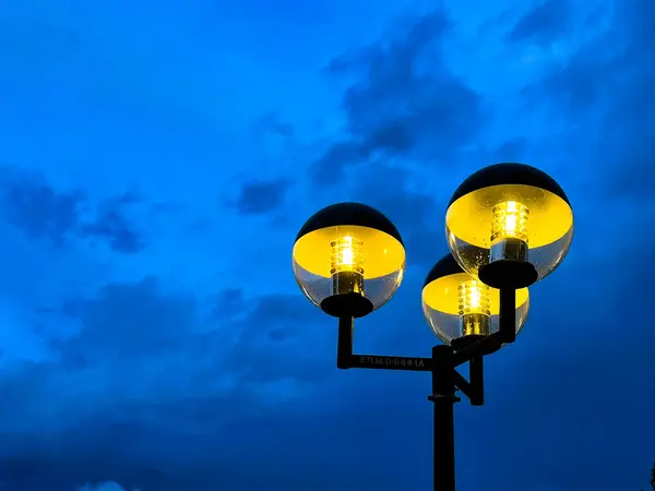 Gecenin karanlığında sokak lambası.