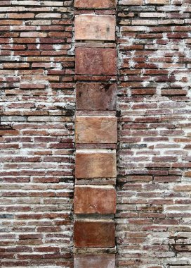 Çeşitli kırmızı tonlarda tuğla duvar arkaplanı ve çeşitli tuğla boyutları, eski tarz bina olarak satır olarak inşa edilmiştir