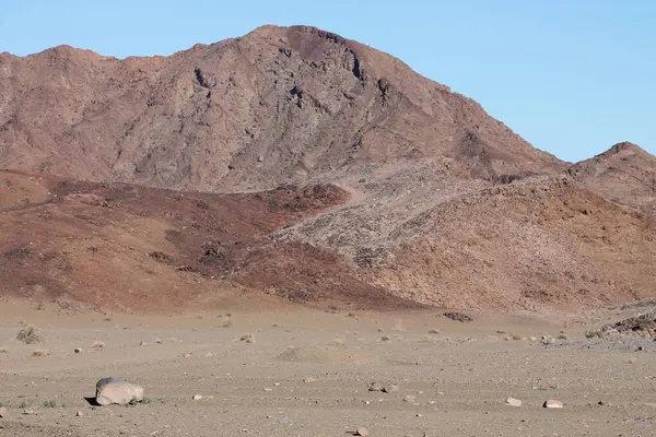 Dağların ortasında çöl. Namibya.