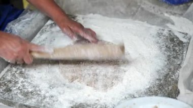 Çinli bir kadın Wenzhou Çin 'deki deniz ürünleri pazarında balık eriştesi yapıyor. Yüksek kalite 4k görüntü