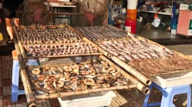 Wenzhou Çin 'de canlı bir deniz ürünleri pazarı. Yüksek kalite 4k görüntü