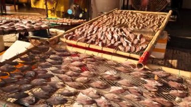 Wenzhou Çin 'de canlı bir deniz ürünleri pazarı. Yüksek kalite 4k görüntü