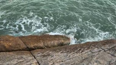 Wenzhou Çin 'deki kayalık sahile yavaş su çarpmış. Yüksek kalite 4k görüntü