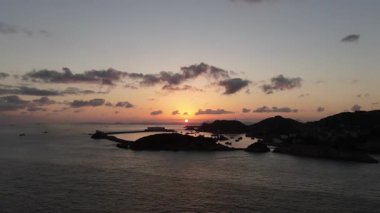 Çin 'in wenzhou şehrindeki kayalık altın kıyı şeridinin hava manzarası. Yüksek kalite 4k görüntü