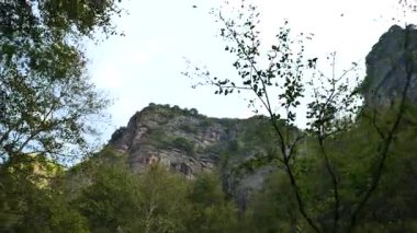 Xinchang, Shaoxing, Zhejiang 'daki Chuan Yan Shijiu Feng' in hava görüntüsü. Yüksek kalite 4k görüntü