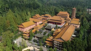 Dağlarda gizlenmiş tapınağın havadan görünüşü. Hangzhou Zhejiang Çin 'deki batı Tianmu Dağı. Yüksek kalite 4k görüntü