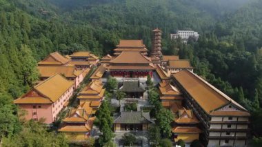 Dağlarda gizlenmiş tapınağın havadan görünüşü. Hangzhou Zhejiang Çin 'deki batı Tianmu Dağı. Yüksek kalite 4k görüntü