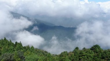 Yüksek dağları kaplayan sisli hava manzarası. Hangzhou Zhejiang Çin 'deki batı Tianmu Dağı. Yüksek kalite 4k görüntü