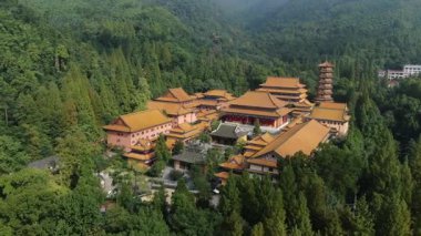 Dağlarda gizlenmiş tapınağın havadan görünüşü. Hangzhou Zhejiang Çin 'deki batı Tianmu Dağı. Yüksek kalite 4k görüntü