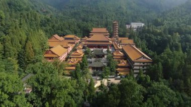 Dağlarda gizlenmiş tapınağın havadan görünüşü. Hangzhou Zhejiang Çin 'deki batı Tianmu Dağı. Yüksek kalite 4k görüntü