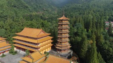 Dağlarda gizlenmiş tapınağın havadan görünüşü. Hangzhou Zhejiang Çin 'deki batı Tianmu Dağı. Yüksek kalite 4k görüntü