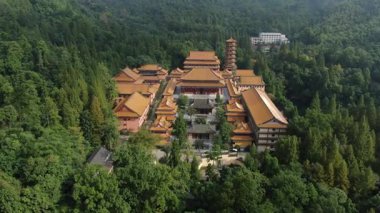 Dağlarda gizlenmiş tapınağın havadan görünüşü. Hangzhou Zhejiang Çin 'deki batı Tianmu Dağı. Yüksek kalite 4k görüntü