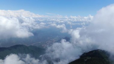 Yüksek dağları kaplayan sisli hava manzarası. Hangzhou Zhejiang Çin 'deki batı Tianmu Dağı. Yüksek kalite 4k görüntü