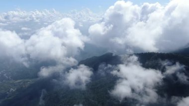 Yüksek dağları kaplayan sisli hava manzarası. Hangzhou Zhejiang Çin 'deki batı Tianmu Dağı. Yüksek kalite 4k görüntü