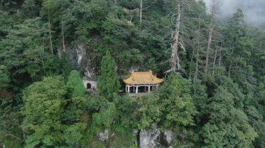 Yüksek dağları kaplayan sisli hava manzarası. Hangzhou Zhejiang Çin 'deki batı Tianmu Dağı. Yüksek kalite 4k görüntü