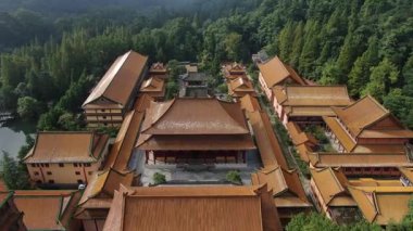 Dağlarda gizlenmiş tapınağın havadan görünüşü. Hangzhou Zhejiang Çin 'deki batı Tianmu Dağı. Yüksek kalite 4k görüntü