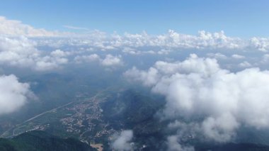 Yüksek dağları kaplayan sisli hava manzarası. Hangzhou Zhejiang Çin 'deki batı Tianmu Dağı. Yüksek kalite 4k görüntü