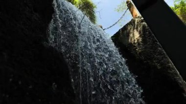 Parkta güzel bir yapay şelale, Xinchang dafo tapınağı, Shaoxing Zhejiang bölgesi Çin