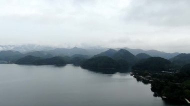 Çin 'in Hangzhou kentindeki Bin Ada Gölü doğal manzarası. Yüksek kalite 4k görüntü