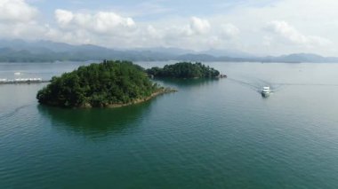 Çin 'in Hangzhou kentindeki Bin Ada Gölü doğal manzarası. Yüksek kalite 4k görüntü