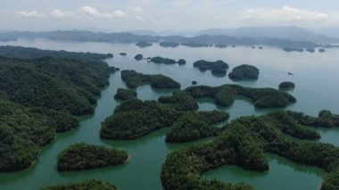 Çin 'in Hangzhou kentindeki Bin Ada Gölü doğal manzarası. Yüksek kalite 4k görüntü