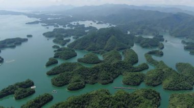 Çin 'in Hangzhou kentindeki Bin Ada Gölü doğal manzarası. Yüksek kalite 4k görüntü