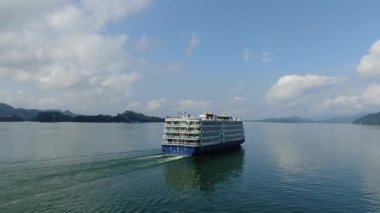 Çin 'in Hangzhou kentindeki Bin Ada Gölü doğal manzarası. Yüksek kalite 4k görüntü