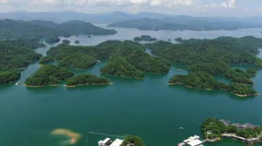 Çin 'in Hangzhou kentindeki Bin Ada Gölü doğal manzarası. Yüksek kalite 4k görüntü