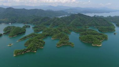 Çin 'in Hangzhou kentindeki Bin Ada Gölü doğal manzarası. Yüksek kalite 4k görüntü