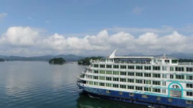 Çin 'in Hangzhou kentindeki Bin Ada Gölü doğal manzarası. Yüksek kalite 4k görüntü