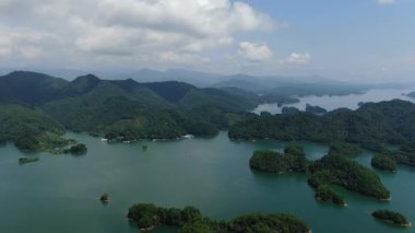 Çin 'in Hangzhou kentindeki Bin Ada Gölü doğal manzarası. Yüksek kalite 4k görüntü