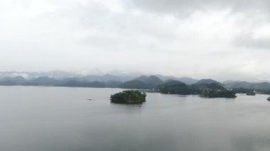 Çin 'in Hangzhou kentindeki Bin Ada Gölü doğal manzarası. Yüksek kalite 4k görüntü