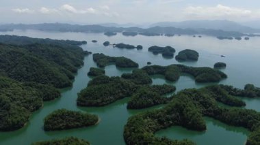 Çin 'in Hangzhou kentindeki Bin Ada Gölü doğal manzarası. Yüksek kalite 4k görüntü