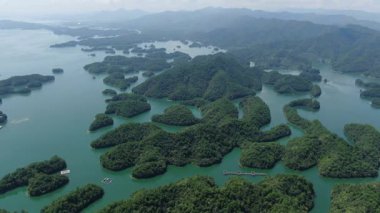 Çin 'in Hangzhou kentindeki Bin Ada Gölü doğal manzarası. Yüksek kalite 4k görüntü