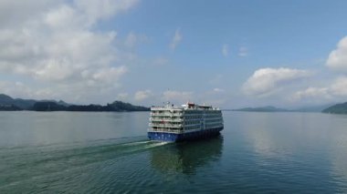 Çin 'in Hangzhou kentindeki Bin Ada Gölü doğal manzarası. Yüksek kalite 4k görüntü