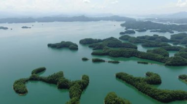 Çin 'in Hangzhou kentindeki Bin Ada Gölü doğal manzarası. Yüksek kalite 4k görüntü