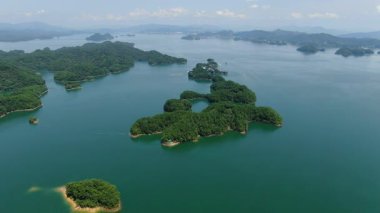 Çin 'in Hangzhou kentindeki Bin Ada Gölü doğal manzarası. Yüksek kalite 4k görüntü