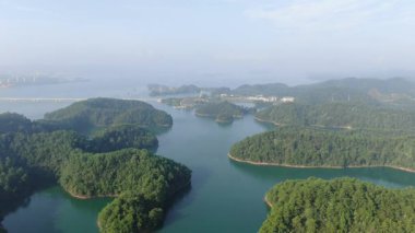 Çin 'in Hangzhou kentindeki Bin Ada Gölü doğal manzarası. Yüksek kalite 4k görüntü