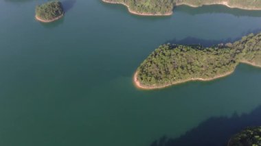 Çin 'in Hangzhou kentindeki Bin Ada Gölü doğal manzarası. Yüksek kalite 4k görüntü