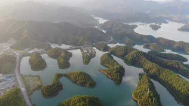 Çin 'in Hangzhou kentindeki Bin Ada Gölü doğal manzarası. Yüksek kalite 4k görüntü
