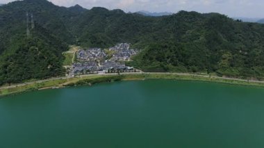 Çin 'in Hangzhou kentindeki Bin Ada Gölü doğal manzarası. Yüksek kalite 4k görüntü