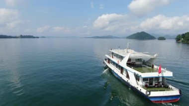 Çin 'in Hangzhou kentindeki Bin Ada Gölü doğal manzarası. Yüksek kalite 4k görüntü