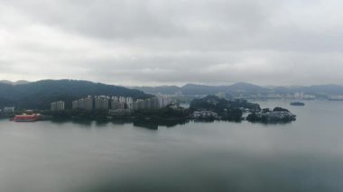 Çin 'in Hangzhou kentindeki Bin Ada Gölü doğal manzarası. Yüksek kalite 4k görüntü