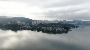 Çin 'in Hangzhou kentindeki Bin Ada Gölü doğal manzarası. Yüksek kalite 4k görüntü