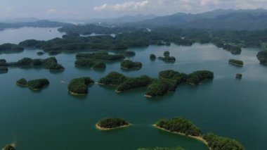 Çin 'in Hangzhou kentindeki Bin Ada Gölü doğal manzarası. Yüksek kalite 4k görüntü