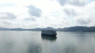 Çin 'in Hangzhou kentindeki Bin Ada Gölü doğal manzarası. Yüksek kalite 4k görüntü