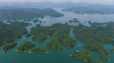 Çin 'in Hangzhou kentindeki Bin Ada Gölü doğal manzarası. Yüksek kalite 4k görüntü