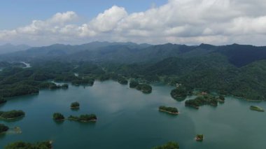 Çin 'in Hangzhou kentindeki Bin Ada Gölü doğal manzarası. Yüksek kalite 4k görüntü