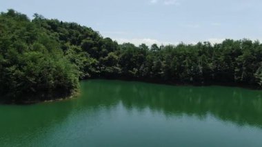 Çin 'in Hangzhou kentindeki Bin Ada Gölü doğal manzarası. Yüksek kalite 4k görüntü